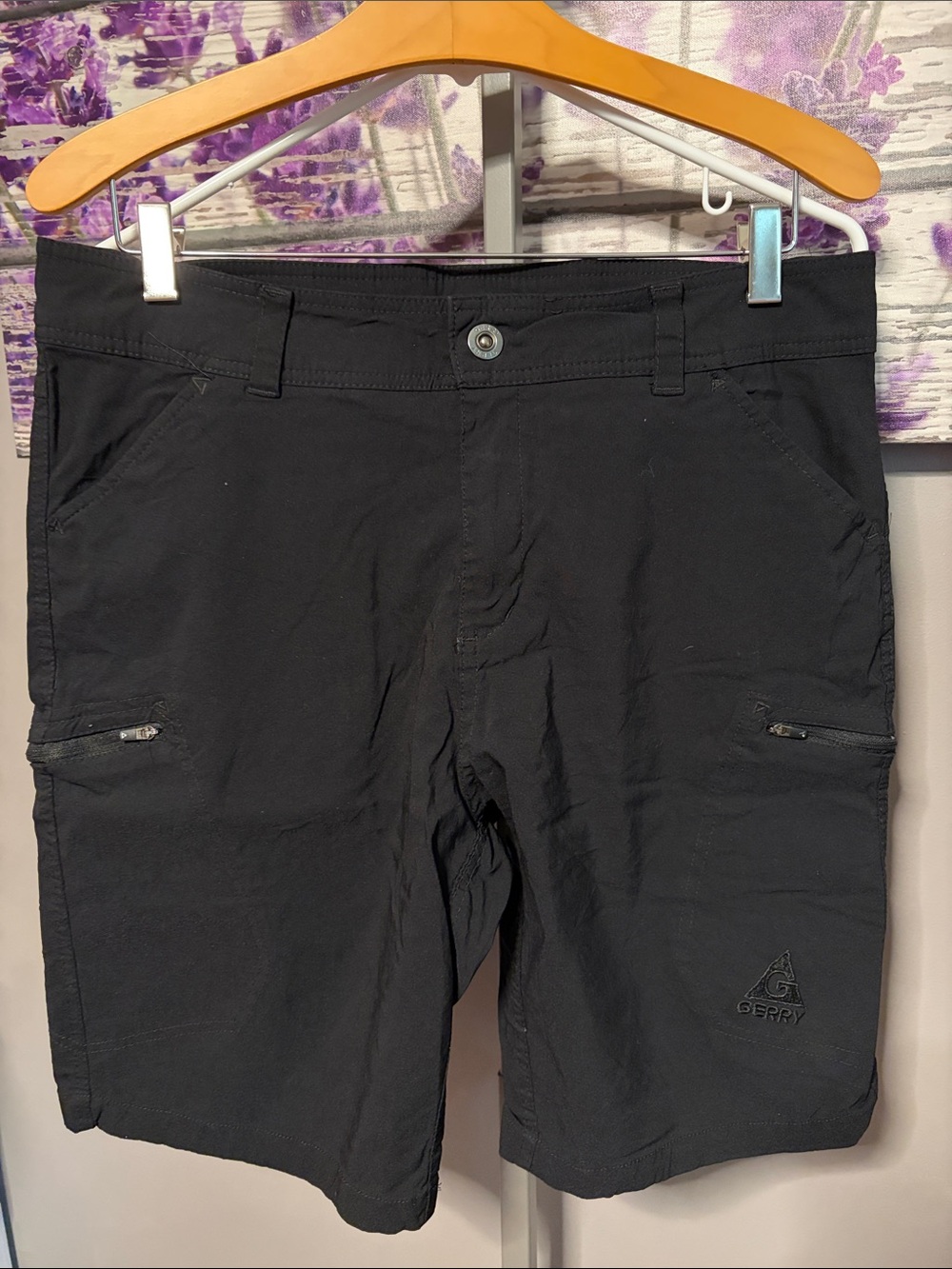 Men’s Gerry Black Embroidered Logo Shorts Zippered Pockets Size 34 9” Inseam